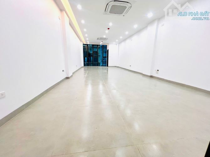 Bán tòa Văn Phòng đường Nguyễn Khang - DT 73m2 - 9 tầng mới tinh - Oto vào nhà - Giá 33 tỷ - 2