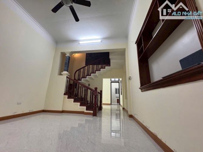 MẶT PHỐ Ô TÔ TRÁNH,BÁN ĐẤT TẶNG NHÀ 3 TẦNG MỚI SẴN KHAI THÁC KINH DOANH - 2
