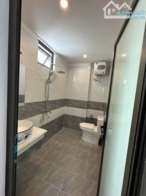 Cho thuê nhà nguyên căn 4 tầng + tum, Thạch Bàn - 30m², 3 ngủ - 9 triệu/tháng - 2