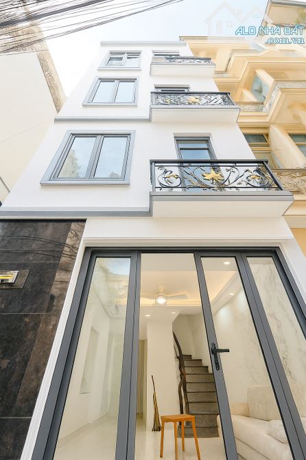 LÔ GÓC BA ĐÌNH - CÁCH MẶT PHỐ ĐỘI CẤN CHỈ 30M- Ô TÔ ĐỖ CỬA - NGÕ THÔNG - MẶT TIỀN RỘNG - 2