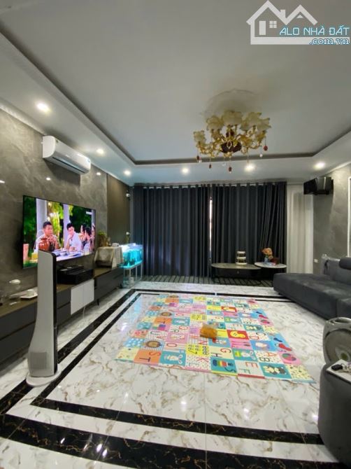Thạch Bàn nhà dân xây MT rộng , gần ô tô 52m x 6 tầng, MT 5,9 m - 2