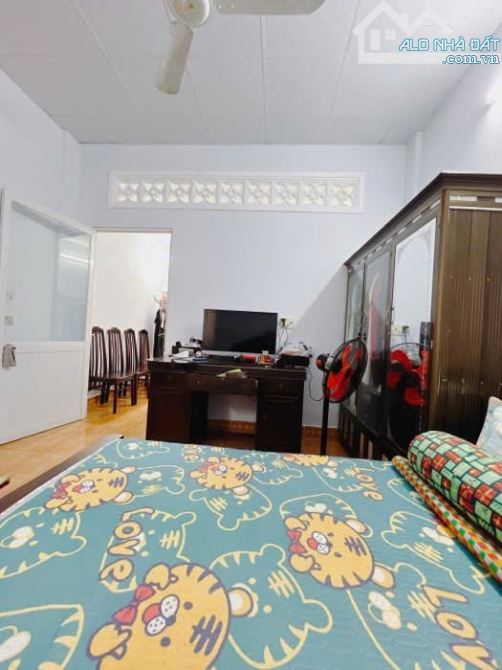 Nhà cấp 4 DT 81,5m2 - Ngang 4,5m dài 15m - 20m ra mặt tiền đường Quận 4 - 2