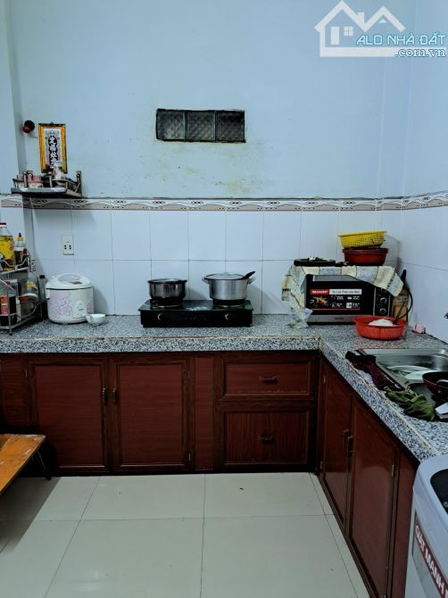 Anh Bình bán căn nhà 1 lầu mặt đườnh kinh doanh , đang cho thuê tháng 8tr - 3