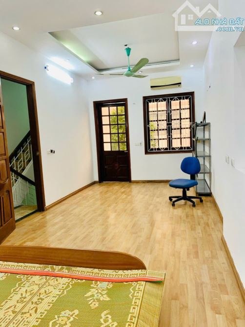 Cho thuê nhà nguyên căn ngõ 9 Khuất Duy Tiến - Thanh Xuân - Phân lô - Ô tô đỗ cửa - 3