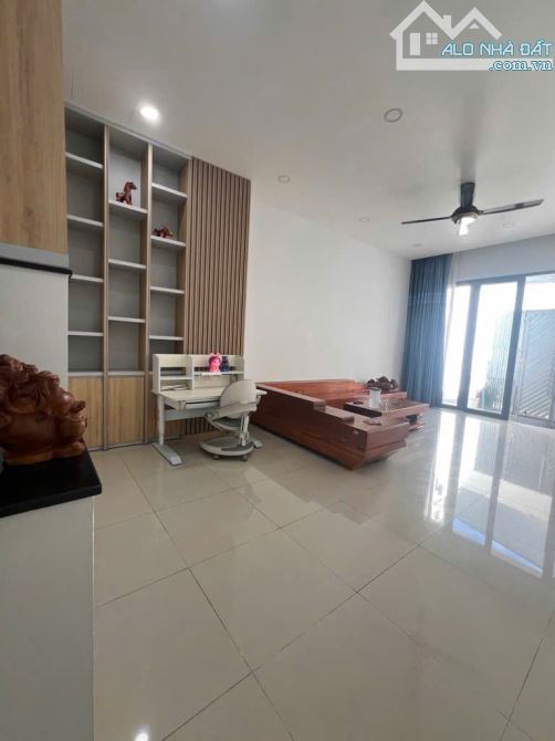 Bán Nhà 3 tầng Hẻm 1 Xẹt Hoàng Diệu2, ngay ĐH ngân hàng, DT 100m2, SHR,Vuông A4, nhỉnh 8ty - 3