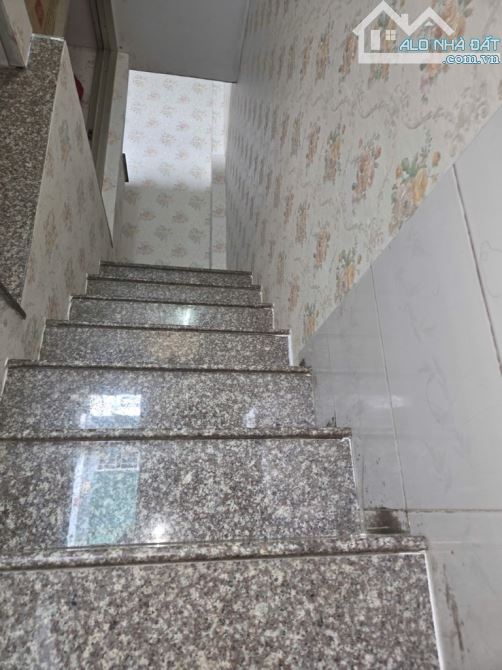 Gấp Bán Cực Sốc! Giảm Ngay 600 Triệu! Nhà Cũ Tiện Xây Mới - Ngang 4M, Sổ Vuông Đẹp! - 3