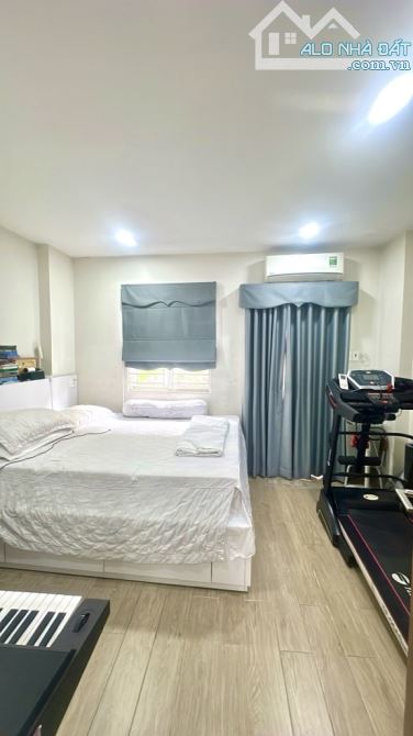 PHƯỜNG 4_TÂN BÌNH- GẦN SÂN BAY - NHÀ 3 TẦNG ĐẸP - HẺM THOÁNG ĐẸP - TẶNG NỘI THẤT _CHỈ 5.2T - 3