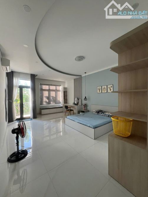Cho thuê nhà 3 tầng mặt tiền đường Lê Quảng Chí, Hòa Xuân, Cẩm Lệ. DT 100m2. Giá 19 triệu - 3