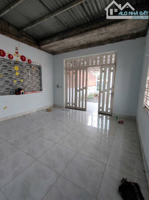 Kẹt vốn bán gấp đất 284m2 (9x32), mặt tiền Vườn Thơm, Bình Lợi, Bình Chánh, có nhà cấp 4 - 3