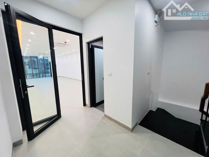 Bán tòa Văn Phòng đường Nguyễn Khang - DT 73m2 - 9 tầng mới tinh - Oto vào nhà - Giá 33 tỷ - 3
