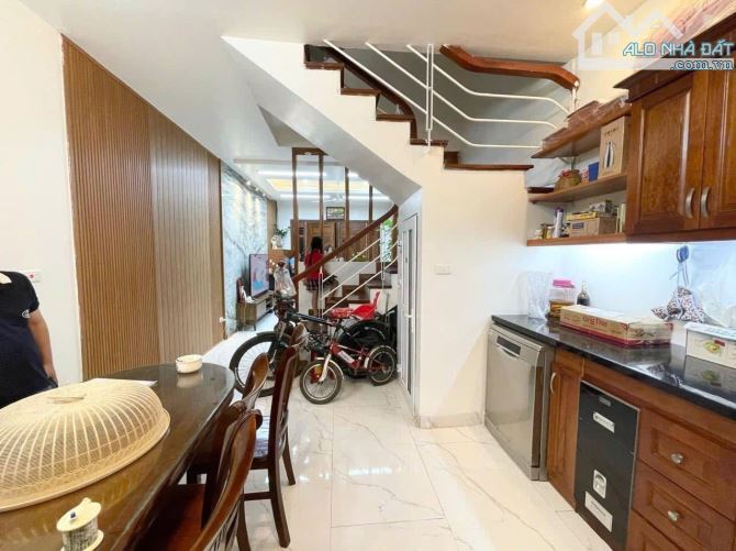 Bán nhà ngõ 173 Hoàng Hoa Thám quận Ba Đình - Sổ đỏ 43m2 - 5 tầng - MT 3,9m - Giá 9 Tỷ - 3