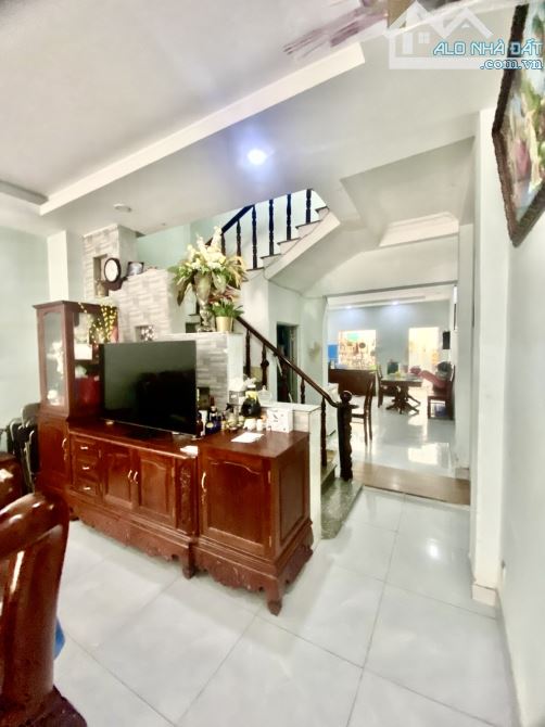 QUYẾT NHANH MỚI MUA ĐƯỢC CĂN NÀY NHÀ 3 TẦNG ĐÚC HẺM XE HƠI THÔNG ĐÔNG BẮC - TÔ KÝ Q12 - 3