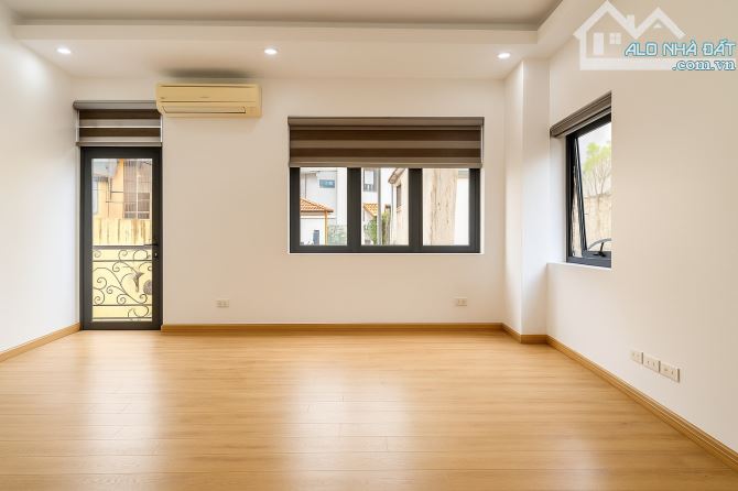 LÔ GÓC BA ĐÌNH - CÁCH MẶT PHỐ ĐỘI CẤN CHỈ 30M- Ô TÔ ĐỖ CỬA - NGÕ THÔNG - MẶT TIỀN RỘNG - 3