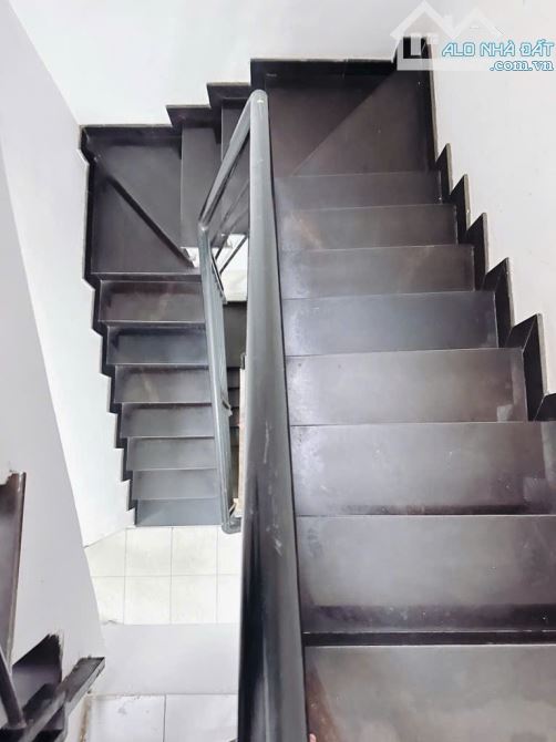 9 phòng _ DT 70m _ TN 35 triệu/ tháng_ 4,3x17m _ Quận 4 - 3