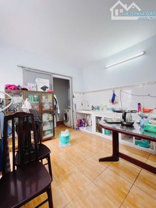 Nhà cấp 4 DT 81,5m2 - Ngang 4,5m dài 15m - 20m ra mặt tiền đường Quận 4 - 3