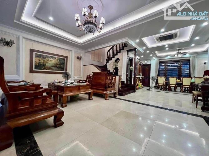 Bán biệt thự sân vườn, KĐT Dịch Vọng - Đường Lớn 5 Ô tô tránh - 340m2 x 4T MT 18m - 119 tỷ - 4