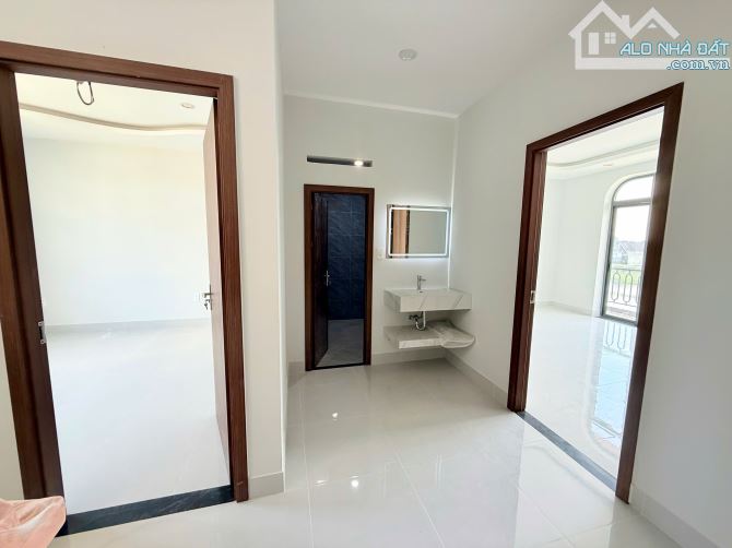 Nhà 1 trệt 2 lầu 3 PN 3 WC mới đẹp nội thất xịn sò diện tích sử dụng 220m2 đường lớn - 4