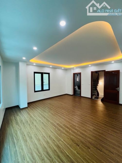 ĐỘI NHÂN – THANG MÁY – LÔ GÓC – Ô TÔ – VỈA HÈ – KINH DOANH SẦM UẤT - 4