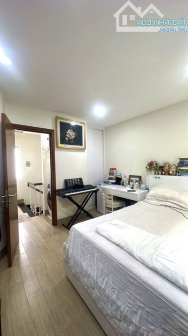 PHƯỜNG 4_TÂN BÌNH- GẦN SÂN BAY - NHÀ 3 TẦNG ĐẸP - HẺM THOÁNG ĐẸP - TẶNG NỘI THẤT _CHỈ 5.2T - 4