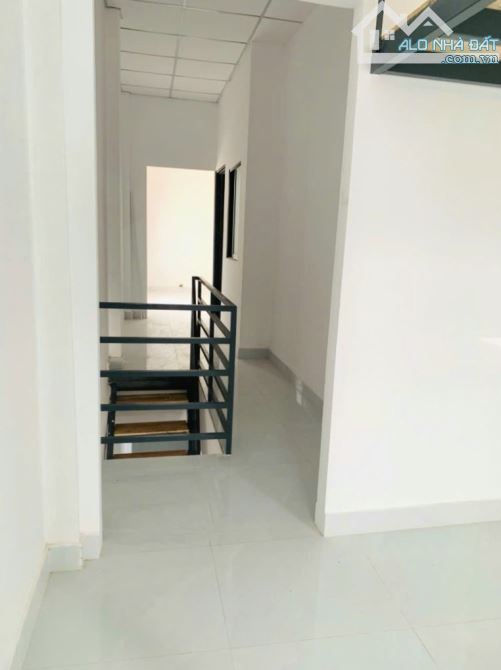 Phan Văn Hớn + Trường Chinh - hẻm xe hơi - nhà 2 tầng 4x17m - 4