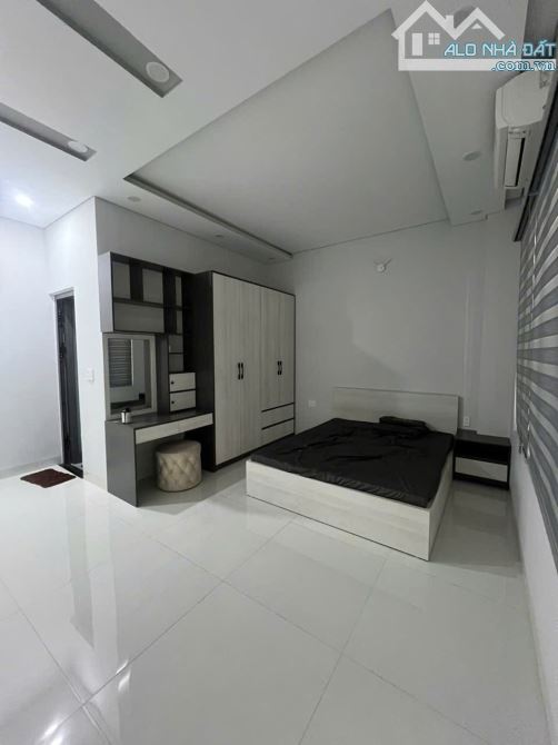 Cho thuê nhà 3 tầng mặt tiền đường Lê Quảng Chí, Hòa Xuân, Cẩm Lệ. DT 100m2. Giá 19 triệu - 4