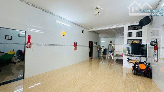 NHÀ VƯỜN SUM SUÊ GẦN 3000M2 ĐẤT ĐỎ- HCM🏝️🏝️🏝️ 🌈🌈GIÁ BÁN: 10TỶ TL🌈🌈 ---- 🌈Dt: 2715m - 5