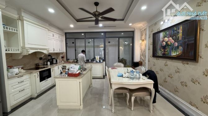 Biệt thự khu sân bay TSN, an ninh, Dt 102m2(5x20m), nội thất cao cấp, 3pn 5Wc, giá 26 tỷ - 5