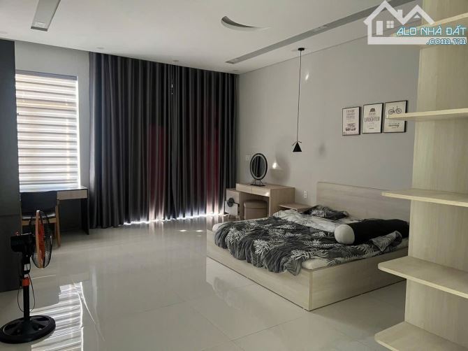 Cho thuê nhà 3 tầng mặt tiền đường Lê Quảng Chí, Hòa Xuân, Cẩm Lệ. DT 100m2. Giá 19 triệu - 5