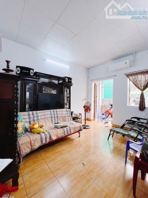Nhà cấp 4 DT 81,5m2 - Ngang 4,5m dài 15m - 20m ra mặt tiền đường Quận 4 - 5