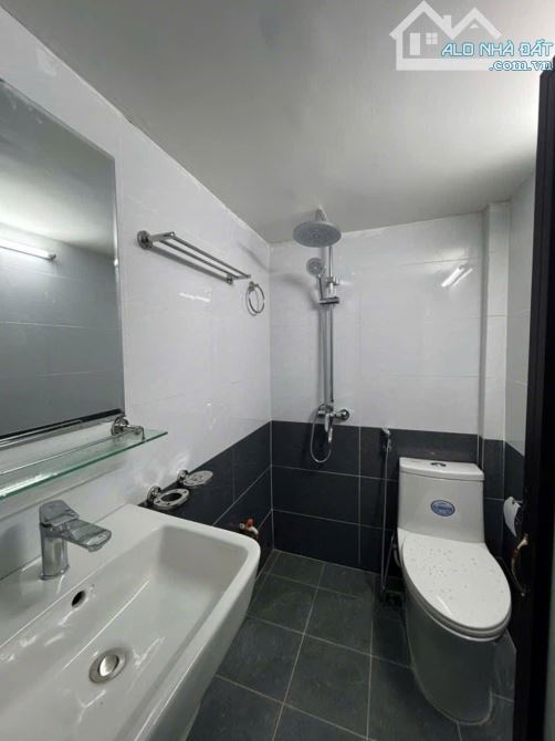 Chính chủ gửi bán nhà 3 tầng 38m2 dân xây đường Chiến Thắng, La Khê, Hà Đông. Giá hơn 7 tỷ - 6