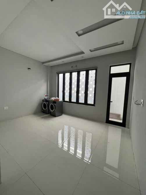 Cho thuê nhà 3 tầng mặt tiền đường Lê Quảng Chí, Hòa Xuân, Cẩm Lệ. DT 100m2. Giá 19 triệu - 6