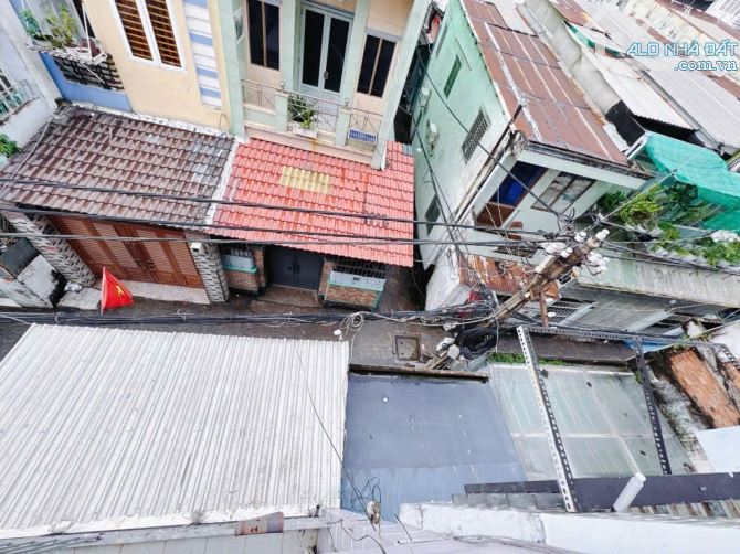 9 phòng _ DT 70m _ TN 35 triệu/ tháng_ 4,3x17m _ Quận 4 - 6
