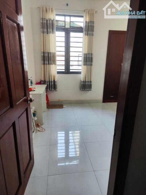 Nhà đẹp hxt gần ngã tư Bình Phước. 1 trệt 3 lầu, 5pn 4wc, full nội thất - 7