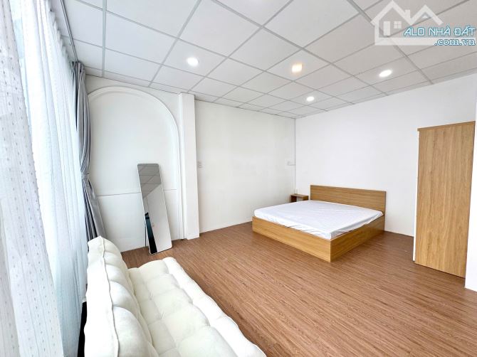 CHO THUÊ CĂN STUDIO FULL NỘI THẤT BAN CÔNG Ở SÁT QUẬN 1 - 7