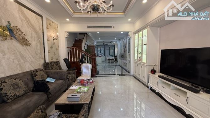 Biệt thự khu sân bay TSN, an ninh, Dt 102m2(5x20m), nội thất cao cấp, 3pn 5Wc, giá 26 tỷ - 7