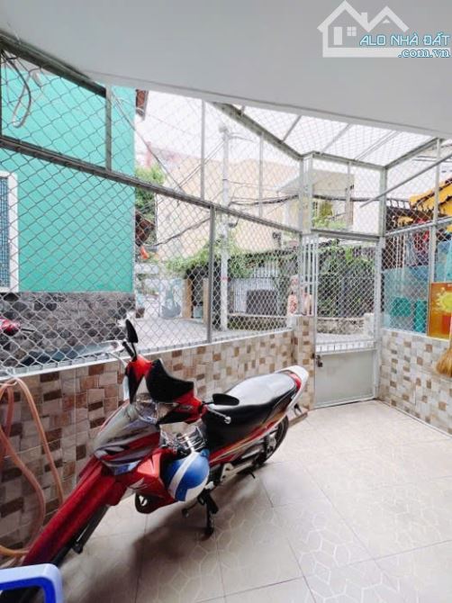 Nhà cấp 4 DT 81,5m2 - Ngang 4,5m dài 15m - 20m ra mặt tiền đường Quận 4 - 7