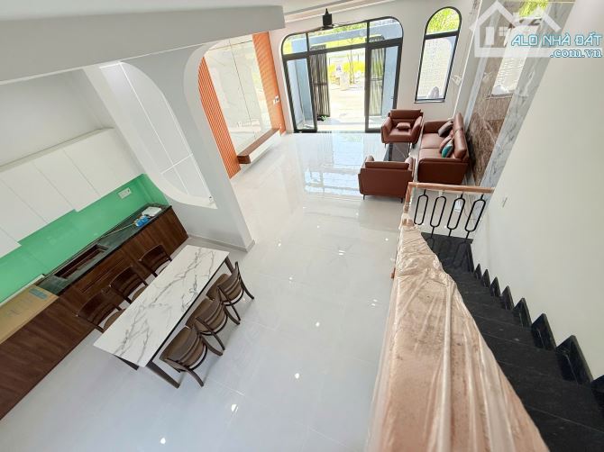 Nhà 1 trệt 2 lầu 3 PN 3 WC mới đẹp nội thất xịn sò diện tích sử dụng 220m2 đường lớn - 8