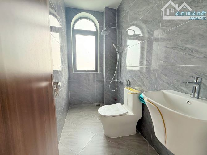 Nhà 1 trệt 2 lầu 3 PN 3 WC mới đẹp nội thất xịn sò diện tích sử dụng 220m2 đường lớn - 9