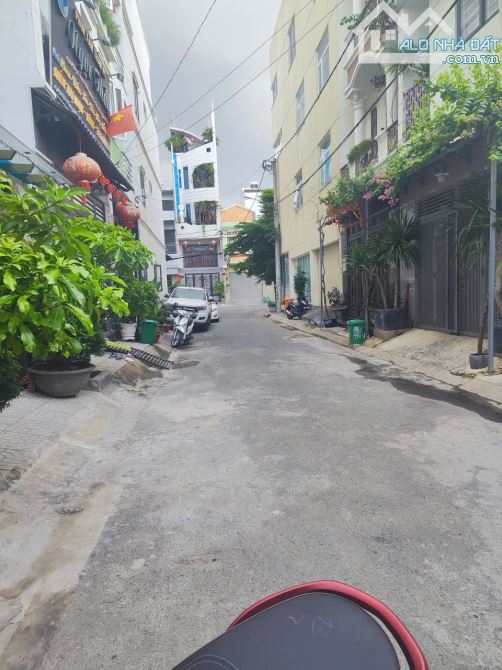 Nhà đẹp hxt gần ngã tư Bình Phước. 1 trệt 3 lầu, 5pn 4wc, full nội thất - 9