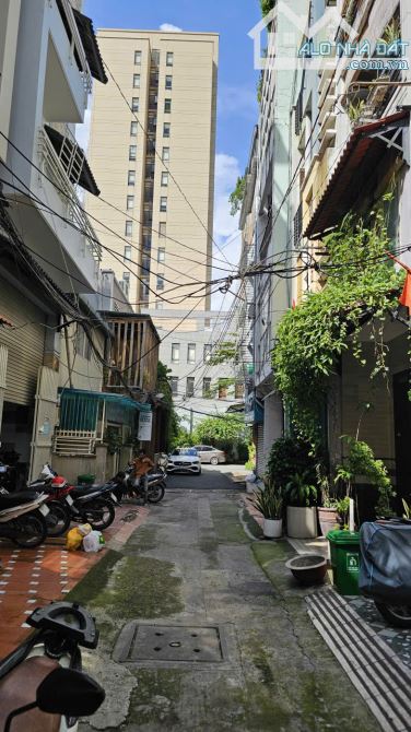 HẺM XE HƠI ĐẠI LỘ TRẦN HƯNG ĐẠO  NGANG 4.5 X 14 ĐÚC BÊ TÔNG Q1  DƯỚI 300 TRIỆU M2