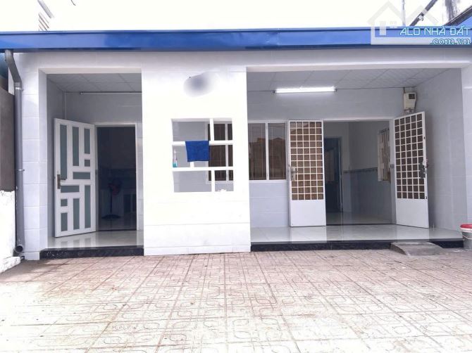 Cho thuê nhà nguyên căn gần ngã tư Bình Chuẩn sân oto