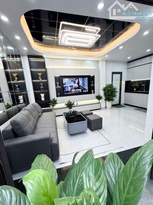 Bán nhà Hà Kế Tấn, sát phố, gần hồ, ô tô đỗ cửa, phân lô, ngõ thông, 5 tầng, hơn 6 tỷ