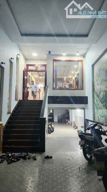 MẶT TIỀN KINH DOANH ĐỈNH - NHÀ 5 TẦNG CÓ HẦM - VỊ TRÍ ĐẮC ĐỊA - 122M2(5X25M) - TP DĨ AN