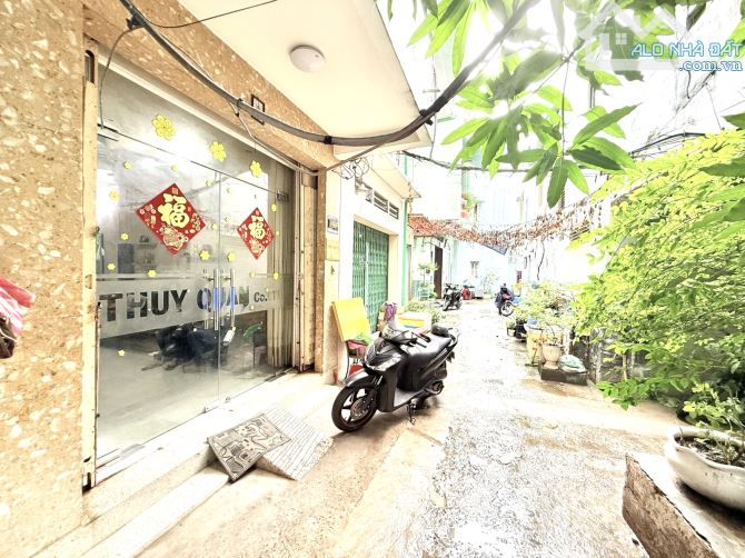 Bán nhà ngộp bank quận 11 - Cách mặt tiền 1 căn - 5 tầng ở ngay 6,3 tỷ