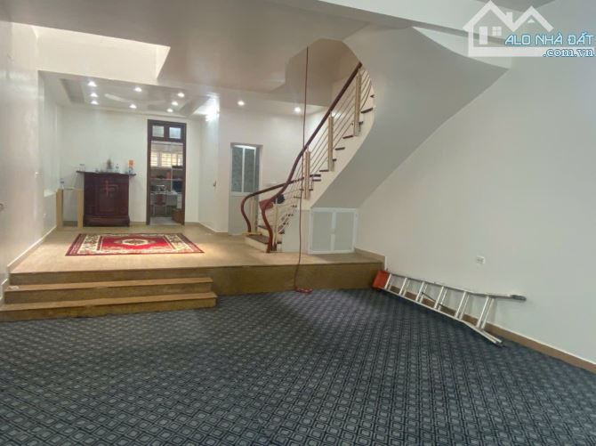 Cho thuê nhà lk đường Hoàng Quốc Việt, DT 110m2 x 4 tầng, nhà 2 mặt tiền đường rộng để xe