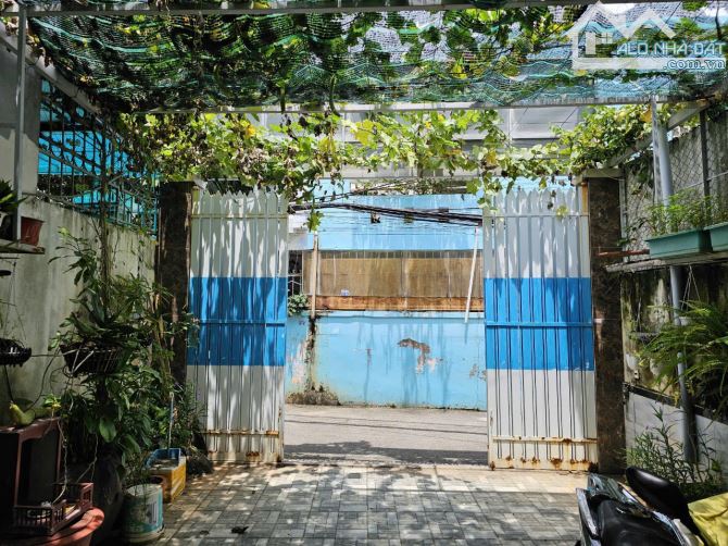 Diện tích: 135m2, ngang 5,5m, đất 100% thổ cư. Kết cấu: nhà cấp 4 có gác sắt xuyên suốt, 1