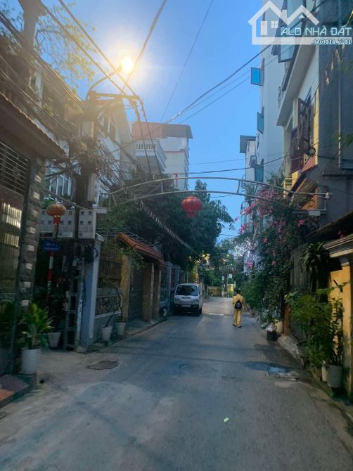 SÀI ĐỒNG-LONG BIÊN GẦN CẦU VĨNH TUY-NHÀ DÂN XÂY THUỘC KHU PHÂN LÔ -Ô TÔ ĐỖ CỬA-GẦN SÂN VUI