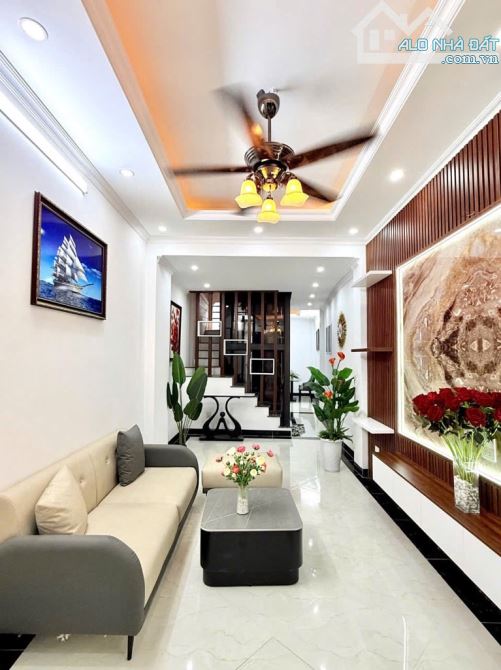 Bán nhà Minh Khai dt rộng ở sướng, 4 tầng thang máy, nội thất đẹp, ngõ thông, 50m2 10.5 tỷ