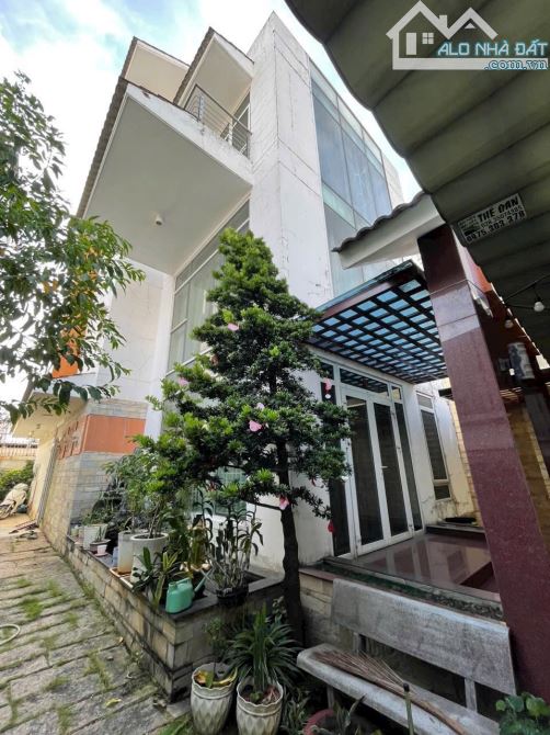 Bán Biệt Thự Đường Trương Văn Thành giá 22.7 tỷ /224m2