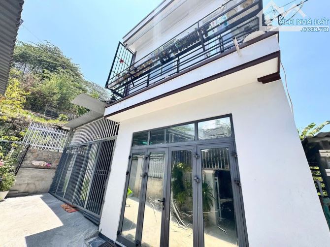 Nhà 2 tầng hẻm Nguyễn Xiển - Hòn Nghê Phường Tây Nha Trang. Có garage ô tô